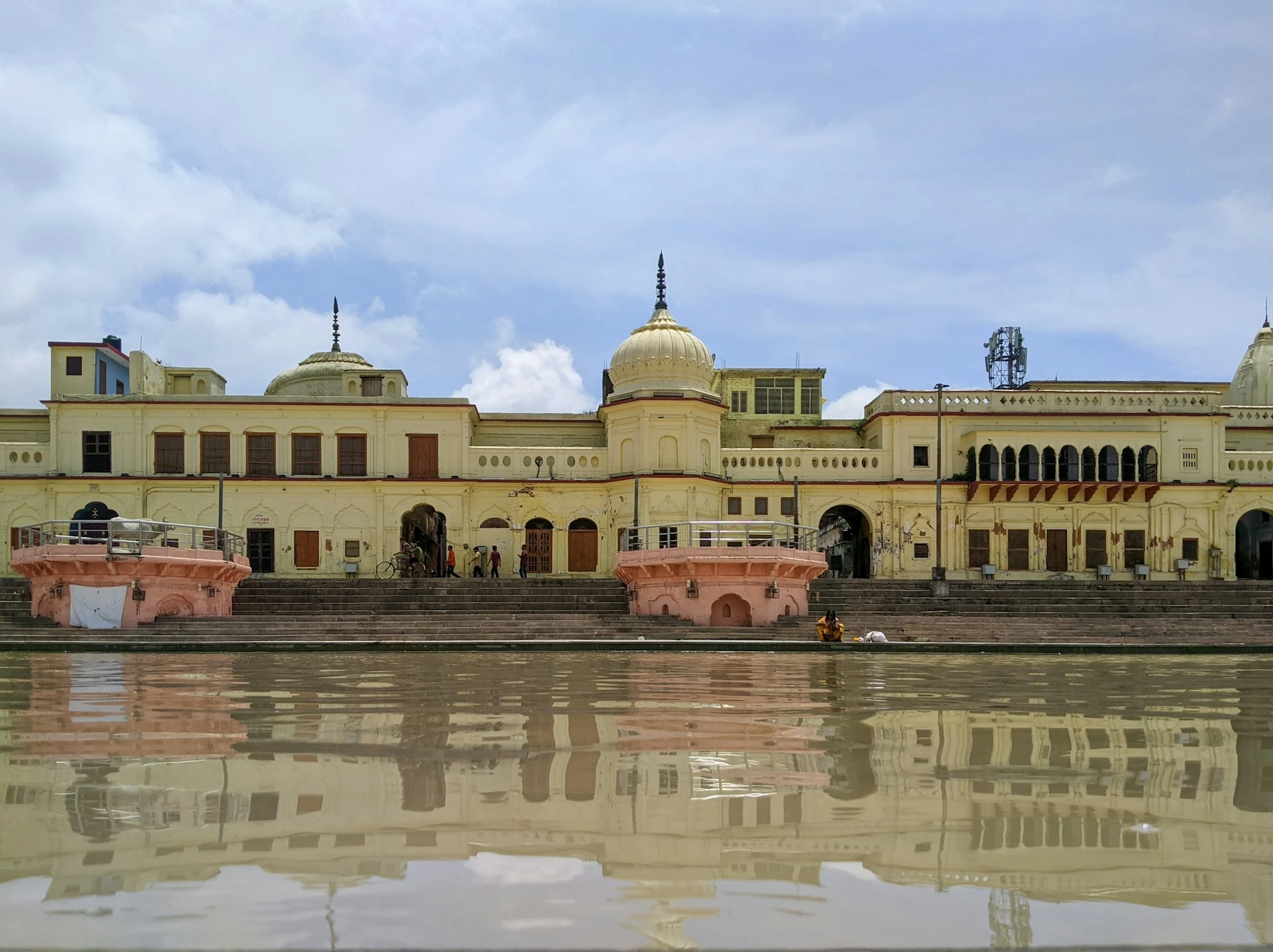 10 Best Hotels in Ayodhya – Stay Near Temples & Landmarks